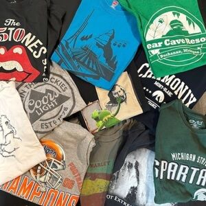 30 ITEMS MENS VINTAGE T SHIRTS MYSTERY BOX